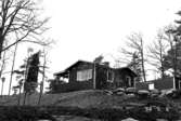 Ett bostadshus på Benarebyvägen 276, Hällesåker 5:17, Djupedala i Lindome 1998-05-08. Relaterat motiv: 2004_1187.