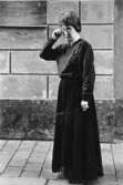 Postexpeditör från 1920-talet. Fru Margit Olsson, postsparbanken (i
kläder, tillhörande Lili Ziedner-parodin, från Karl Gerhards
kostymateljé).