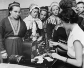 Besök på Postsparbankens hålkorts-avdelning. Här pågår stansning av
hålkort.