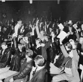 Kontrollör Bertil Hjelmdahl, Press-och informationsavdelningen,
frågar om sparvanor och postspar-bank och alla är villiga att svara.