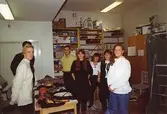 Ungdomar från Burgårdens gymnasium som ska visa baddräkts modet från förr, på Mölndals museum, familjesöndagen den 25 oktober 1992.
Under söndagen kunde man också delta i barnverkstad med käpphästtillverkning och lyssna på en paneldiskussion om 