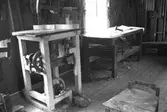 Figursåg och hyvelbänk i snickarboden. Hembygdsgården/Börjesgården i Hällesåker, Lindome 1992-06-29.