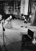 Sonja Karlsson och Tom Brown i dansposition på Drottningholms
Teaters 1700-tals scen , som är ryktbar.