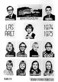 En bildkarta med skolfoton på klass 2-3 i Brattåsskolan, läsåret 1974/1975. Bildkartan är uppklistrad på ett fotoark i en pärm (MM23916) från Brattås rektorsområde, tillsammans med andra skolfoton MMF2004_1484-1522.
Med på bild: Rektor Gunnar Hillerström, Studierektor Rolf Sandström, Klassförest. Gunnel Schmidt, Urban Eriksson, Mikael Hammarlund, Roger Johansson, Lennart Carlsson, Niclas Börjesson, Marie Fors, Karoline Gustavsson, Valdis Sigurdardottir.
