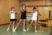 Pia Persson, Anders Börjesson och Pia Lilja tränar styrketräning i Åby simhall, 1982-10-22.