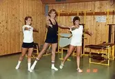 Pia Persson, Anders Börjesson och Pia Lilja tränar styrketräning i Åby simhall, 1982-10-22.