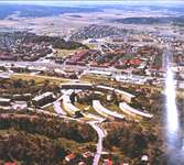 Flygfoto över Enerbacken med centrala Mölndal och Fässbergsdalen i bakgrunden, okänt årtal. Avfotografering ur: Mölndal 50.