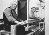 En man och en kvinna vid en vävstol i arbetsterapin på Lackarebäckshemmet, okänt årtal.