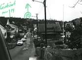 Bostadshus längs Lyckogatan i Toltorpsdalen, 1970-tal. Bostadshuset på 
Lyckogatan 4B syns till vänster i bild.