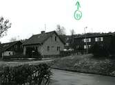 Bostadshus på Fässbergsgatan 28 i korsningen mellan Slingergatan/Fässbergsgatan i Toltorpsdalen, Mölndal, 1970-tal.