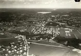 Flygfoto över Solängen, Fässbergs kyrka, Mölndalsbrområdet och Östra Mölndal, 28 april 1942. I höger bildkant, ungefär i mitten, syns Yngeredsfors trädgård. I bakgrunden skymtar Stensjön och Rådasjön. 
Det finns tre olika stämplar bak på fotografiet.
Blå stämpel:
