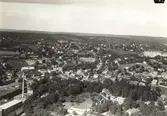 Flygfoto över Mölndal 28 april 1942. I förgrunden ses Papyrus och Forsåkersgatan. I bakgrunden Mölndas kvarnby och Stensjön. 

Det finns tre olika stämplar bak på fotografiet.
Blå stämpel:

