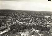 Flygfoto över Mölndal 28 april 1942. I förgrunden ses Papyrus och Forsåkersgatan. I bakgrunden Mölndas kvarnby och Stensjön. 

Det finns tre olika stämplar bak på fotografiet.
Blå stämpel:
