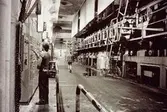 Man i arbete vid kartongmaskin nr 2 på Papyrus i Mölndal, år 1990.
