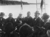 Värmdön runt med Ångfartyget Visby den 9 augusti. Från vänster
räknat: Siams repr. och i mitten Kinas repr.