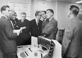 Studiebesök på Girots datacentral (på 3 trappor i
Centralposthuset). Guide är förste byråsekreterare Bertil Eklund
(längst t.v.).