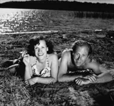 Titti ? med cigarett i handen och Karl-Erik Alberts ligger vid strandkanten, västra Tulebosjön, cirka 1940-tal.