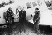 Före starten från Barkarby. Från vänster piloten Liljeberg, notarie
Olsen och mekanikern Cyesney.