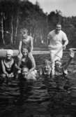 Några personer badar och poserar i Tulebosjön, cirka 1930.