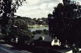 Hus vid Höjdgatan (Stensjöbacke i Mölndal), 1970-tal. I bakgrunden ses Stensjön.