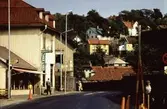 C.J. Johanssons Järnhandel på (Järnhandelsliden) Kvarnbygatan 27 och Gamla rådstugan på nr 29  i Mölndal, 1970-tal. Till höger ses Papyrusmuren och i fonden ses Mölndals Kvarnby.