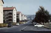 Vy österut av byggnader på Knarrhögsgatan i Mölndal, 1970-tal. I bakgrunden ses Störtfjället med lägenheter på Lövgatan.