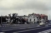 Kungsbackavägen åt nordväst, Mölndal 1970-tal. Huset närmast är Järnia (E. & K. Karlssons Järnhandel).