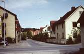 Bostadshus längs Bergmansgatan i Mölndal, år 1968.
I vänsterkant på bild: ingång till Arbetsförmedlingen under en viss period, och till höger Andre´ns Möbler, Lagerbyggnaden. Därefter nedåt gatan följer 