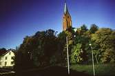 Fässbergs kyrka i Mölndal. Ett bostadshus i vänstra hörnet.