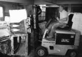 Man i arbete med truck på pappersbruket Papyrus i Mölndal, år 1990.