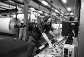 Denny Andersson i arbete vid maskin på pappersbruket Papyrus i Mölndal, år 1990.