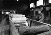 Esko Kiviniemi övervakar massavedstransport på pappersbruket Papyrus i Mölndal, år 1990.