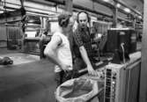 Jan Callesen och Denny Andersson i arbete vid maskin på pappersbruket Papyrus i Mölndal, år 1990.