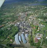 Flygfoto över pappersbruket Papyrus fabriksområde i Mölndal, 9/6 1969. I bildens högerkant syns Yngeredsfors fruktodlingar.