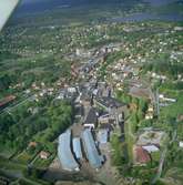 Flygfoto över pappersbruket Papyrus fabriksområde i Mölndal, 9/6 1969. I bildens högerkant syns Yngeredsfors fruktodlingar.