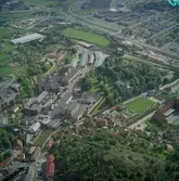 Flygfoto över pappersbruket Papyrus fabriksområde i Mölndal, 9/6 1969. I bildens vänstra kant syns Yngeredsfors fruktodlingar.