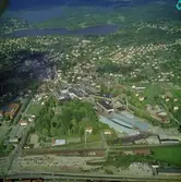 Flygfoto över pappersbruket Papyrus fabriksområde i Mölndal, 9/6 1969. Till höger om fabriksbyggnaderna syns Yngeredsfors fruktodlingar.