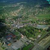 Flygfoto över pappersbruket Papyrus fabriksområde i Mölndal, 9/6 1969. Ovanför fabriksbyggnaderna syns Yngeredsfors fruktodlingar.