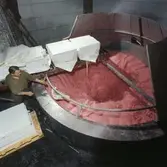 Man i arbete vid holländeri på pappersbruket Papyrus i Mölndal, år 1970.