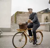 Brevbäraren på bilden är med stor sannolikhet Owe Jonsson. Owe
Jonsson var brevbärare i Växjö och vann EM-guld i Belgrad den 16
september 1962 i löpning 200 meter, bara 13 dagar senare omkom han i
en bilolycka.
