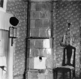 Åby Frälsegård. Interiör med kakelugn.