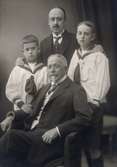 Jean O. Erikson senior (1833-1921) sittande med sin son Jean O. Erikson junior och sina sonsöner Bror (född 1904) och Carsten (född 1901) bakom sig. Sonsönerna tog sig senare namnet Hvistendahl. Familjen var ägare av Göteborgs Jästfabrik.