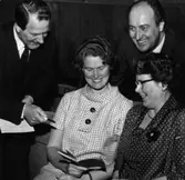 Musikdirektör Lennart Hillman i glatt sångarsällskap.