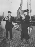 Brevbärare på brevbäringstur i Johanneshov, Stockholm, dec 1954.
TIll vänster Göte Andersson från postkontoret Johanneshov.