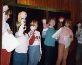 Dockteater i Broslättssalen 15/4 1984. Fotografi ur album tillhörande Blanka Kaplan.