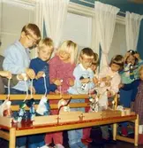 Dagisbarnens egna dockor. Dockteater hos Vommedalens deltidsgrupp 1986-11-07. Fotografi ur album tillhörande Blanka Kaplan.