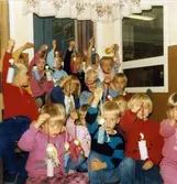 Dagisbarnens egna dockor. Dockteater hos Gastorp deltidsgrupp 1986-11-20. Fotografi ur album tillhörande Blanka Kaplan.