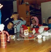 Dagisbarnens egna dockor. Dockteater hos Hällesåker deltidsgrupp 1986-12-10. Fotografi ur album tillhörande Blanka Kaplan.