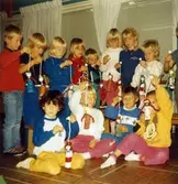 Dagisbarnens egna dockor. Dockteater hos Bräcka deltidsgrupp 1986-10-29. Fotografi ur album tillhörande Blanka Kaplan.