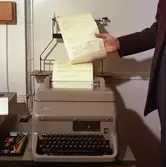 Telexaparat- närbild av skrivaren. Bildmaterial till diaserien 